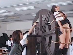 盗みをはたらいた犯人を探すために女子校生を水車責めする女教師のエロ動画！日本のレズ拷問AV！